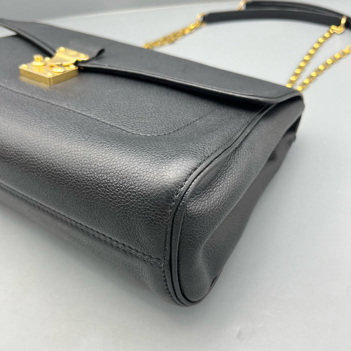 Louis Vuitton - Saint Germain - Leather - Black - (medium)