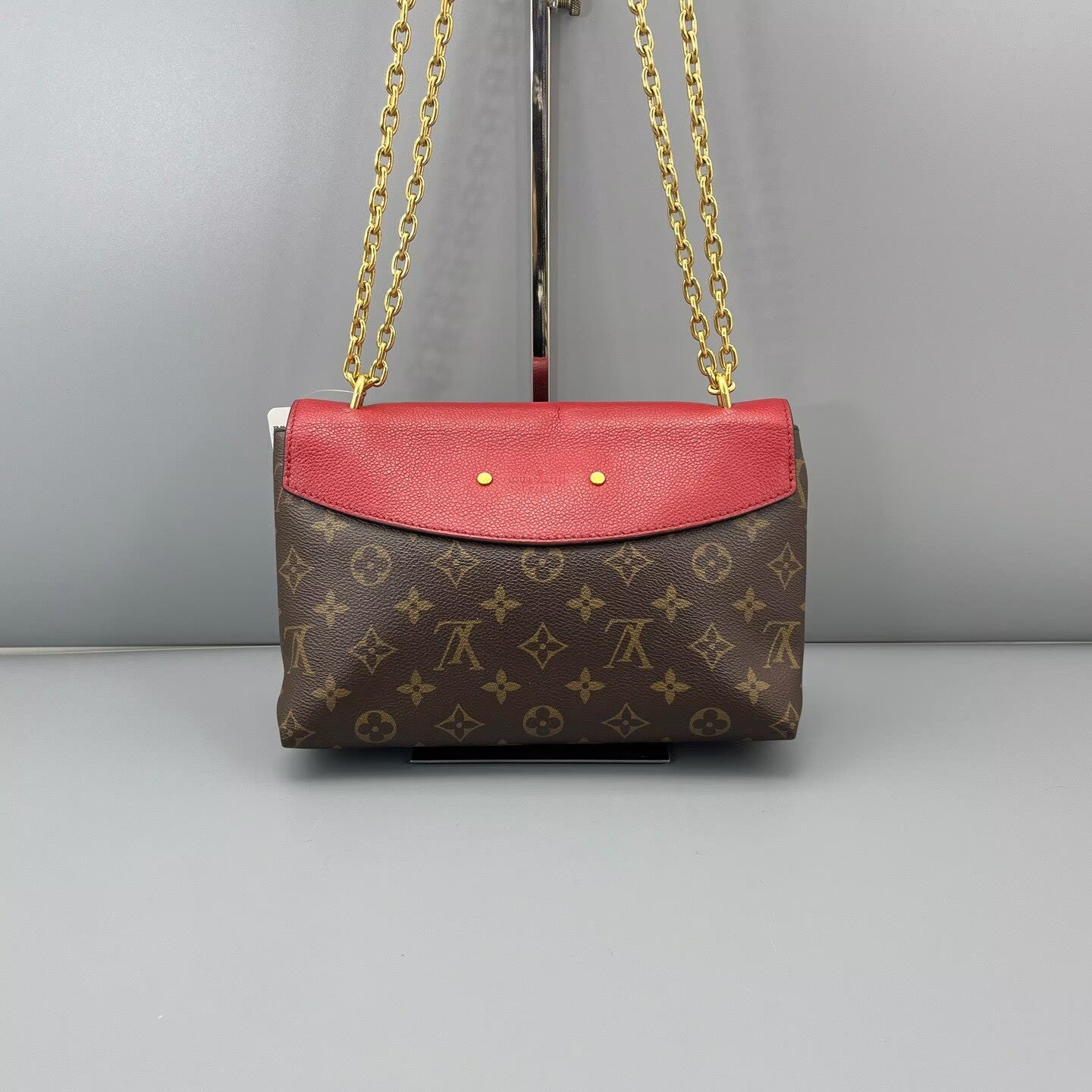 Louis Vuitton - Saint Placide Chain Bag - Monogram coated canvas and grained cowhide leather - Monogram Brown with Red accents - (Medium)