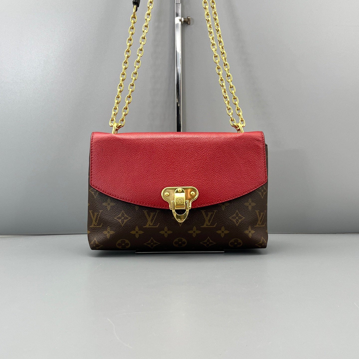 Louis Vuitton - Saint Placide Chain Bag - Monogram coated canvas and grained cowhide leather - Monogram Brown with Red accents - (Medium)