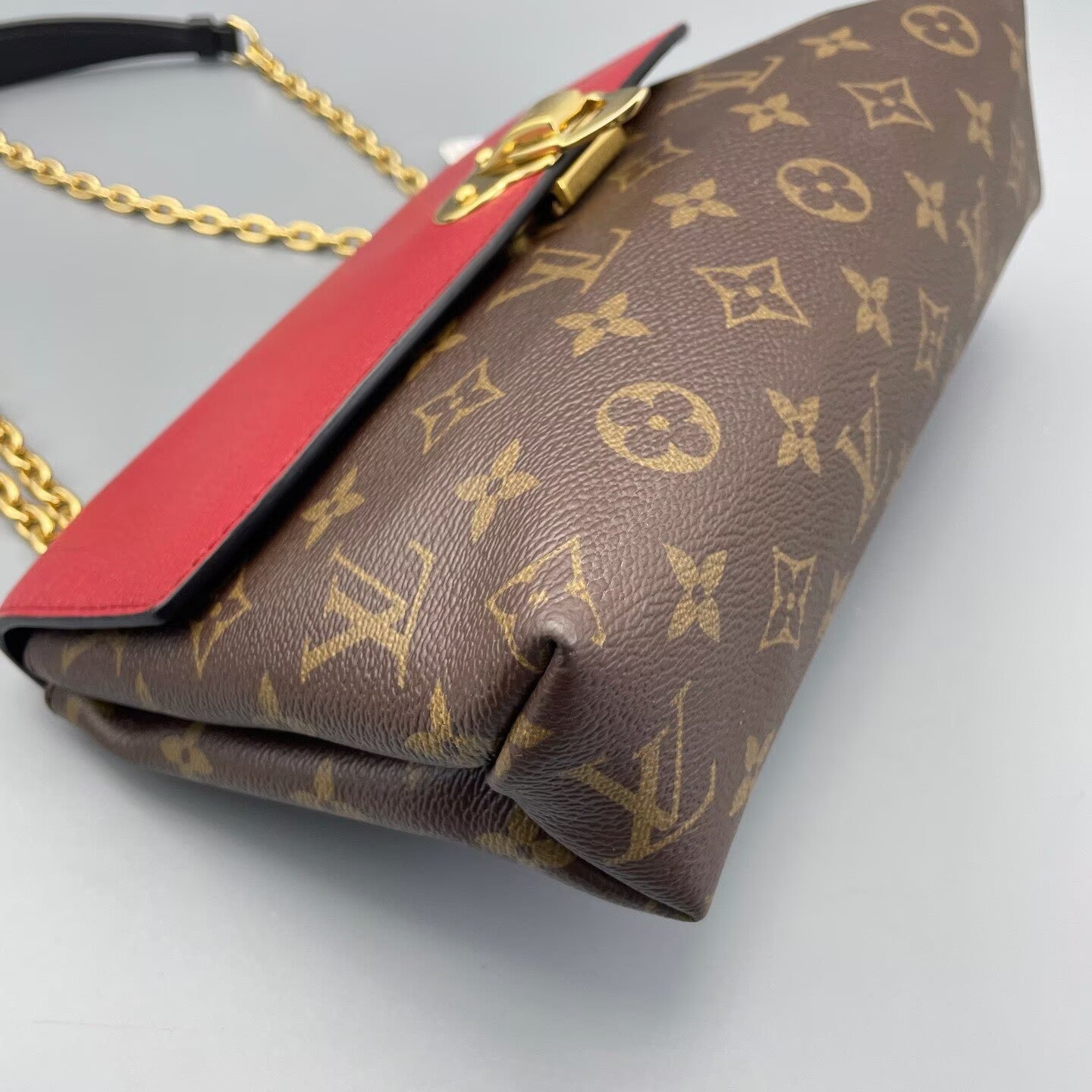 Louis Vuitton - Saint Placide Chain Bag - Monogram coated canvas and grained cowhide leather - Monogram Brown with Red accents - (Medium)