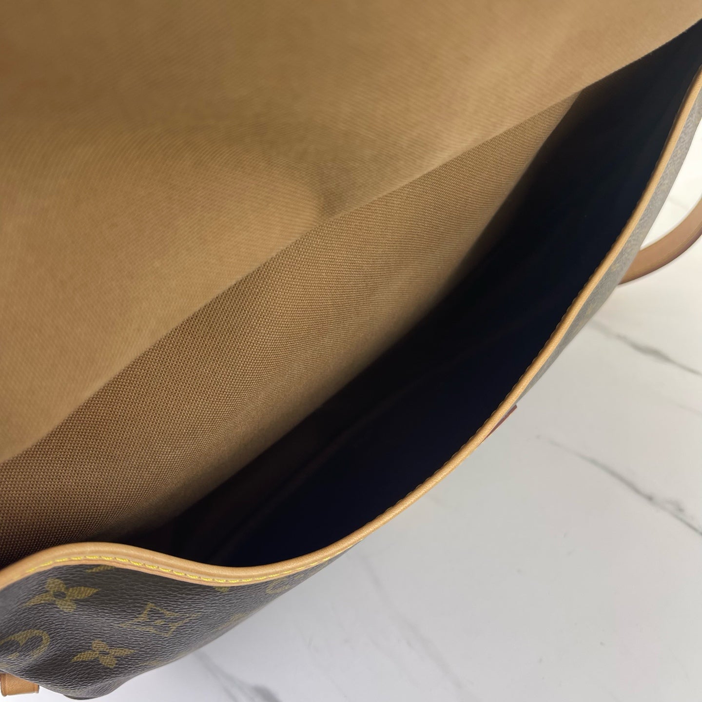Louis Vuitton - Saumur - Leather - Brown - (Large)