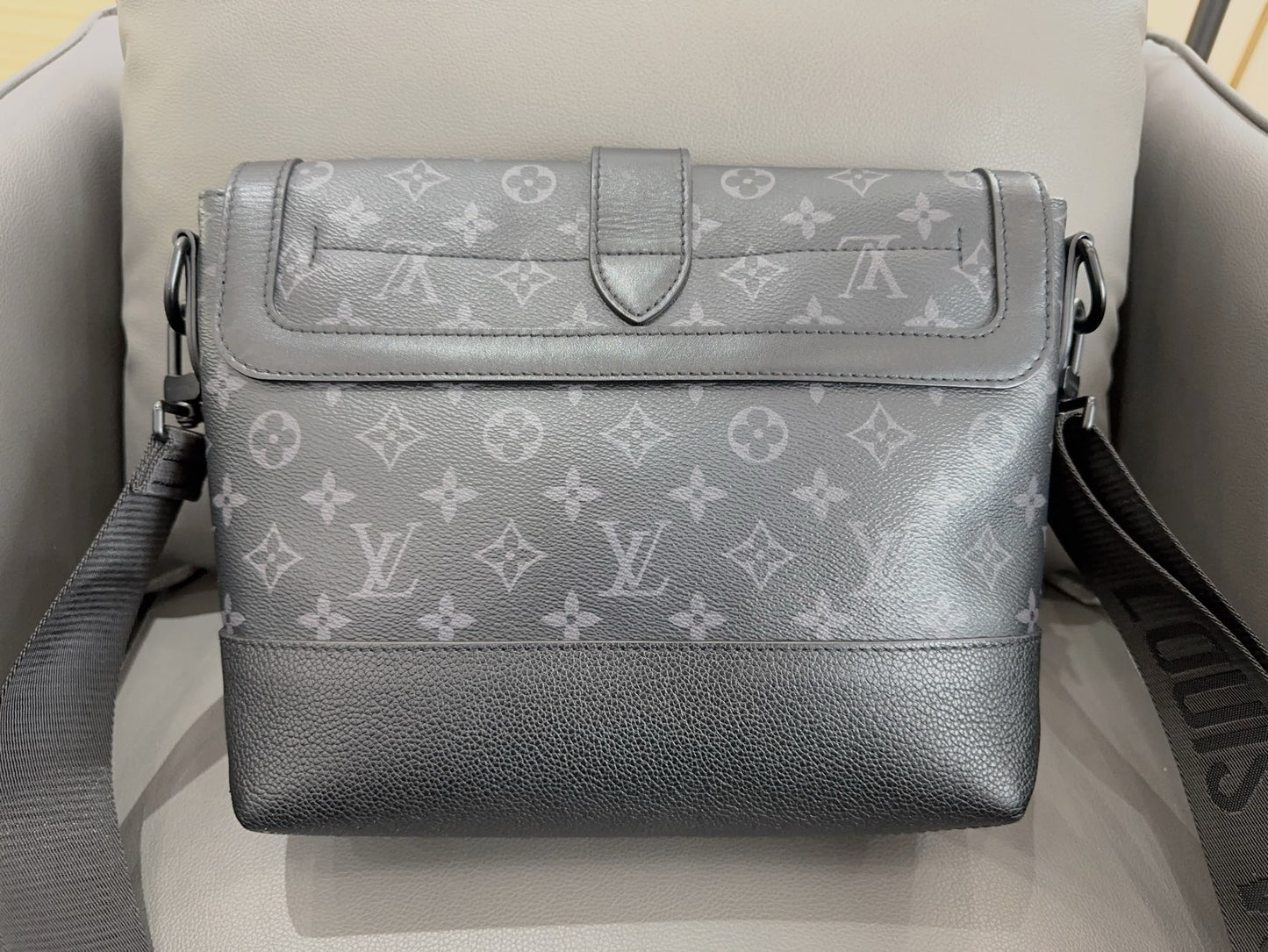 Louis Vuitton - Saumur - Leather - Grey - (medium)