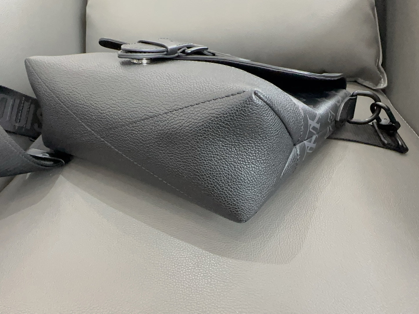 Louis Vuitton - Saumur - Leather - Grey - (medium)