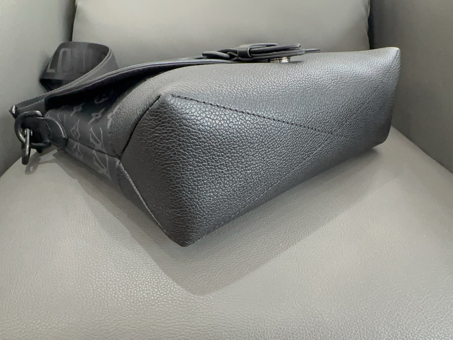 Louis Vuitton - Saumur - Leather - Grey - (medium)