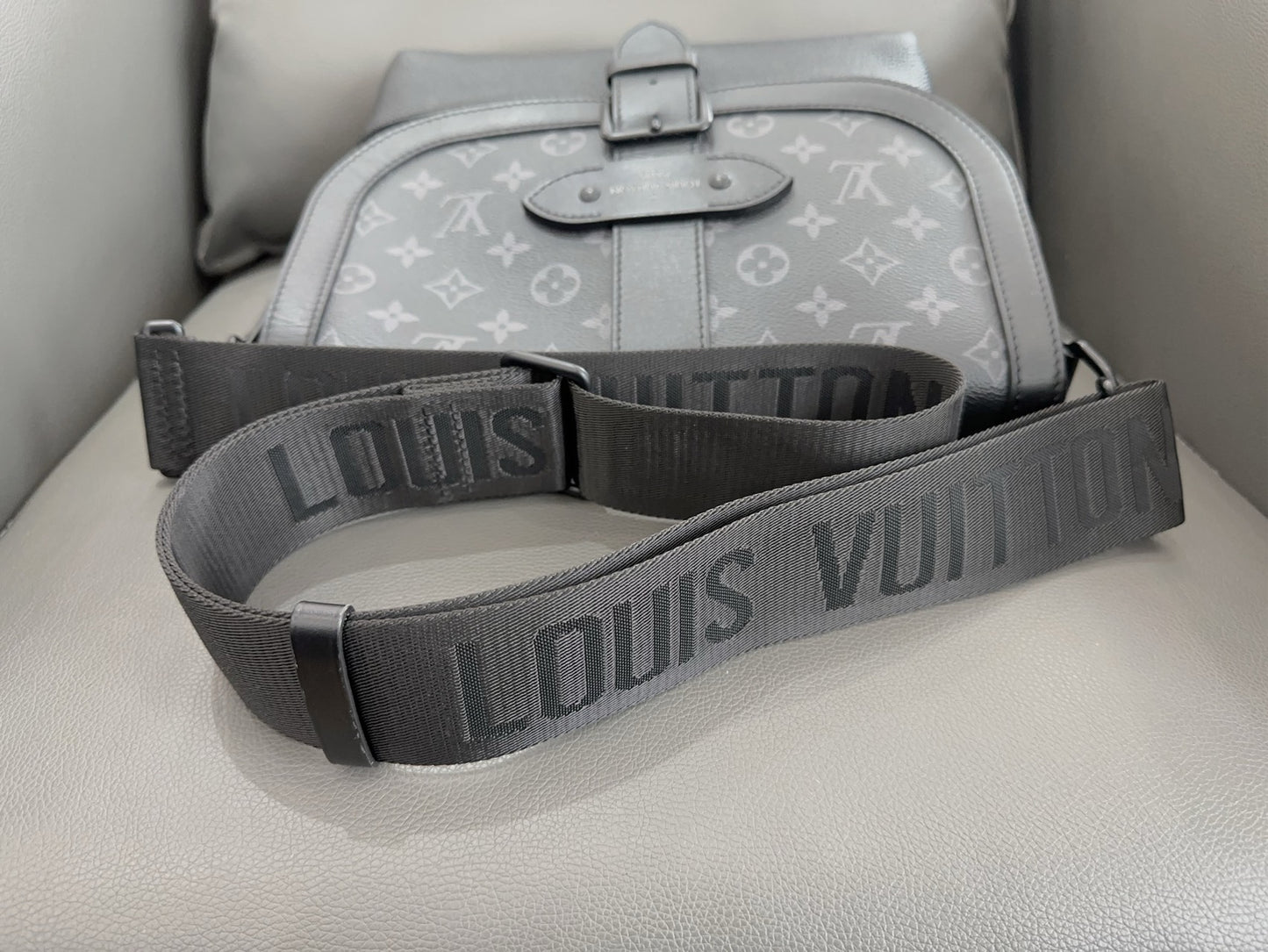 Louis Vuitton - Saumur - Leather - Grey - (medium)