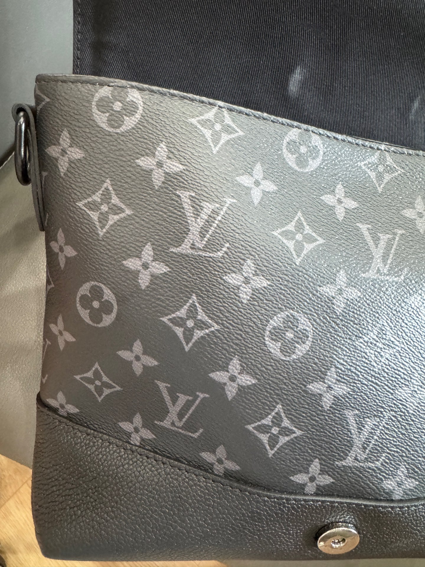 Louis Vuitton - Saumur - Leather - Grey - (medium)