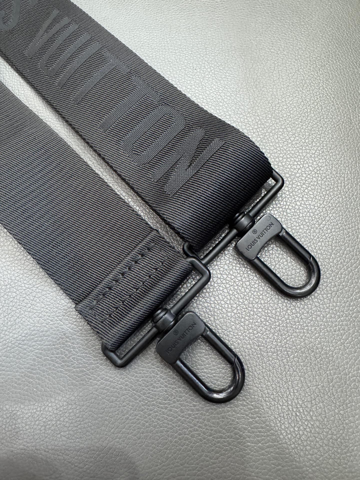 Louis Vuitton - Saumur - Leather - Grey - (medium)