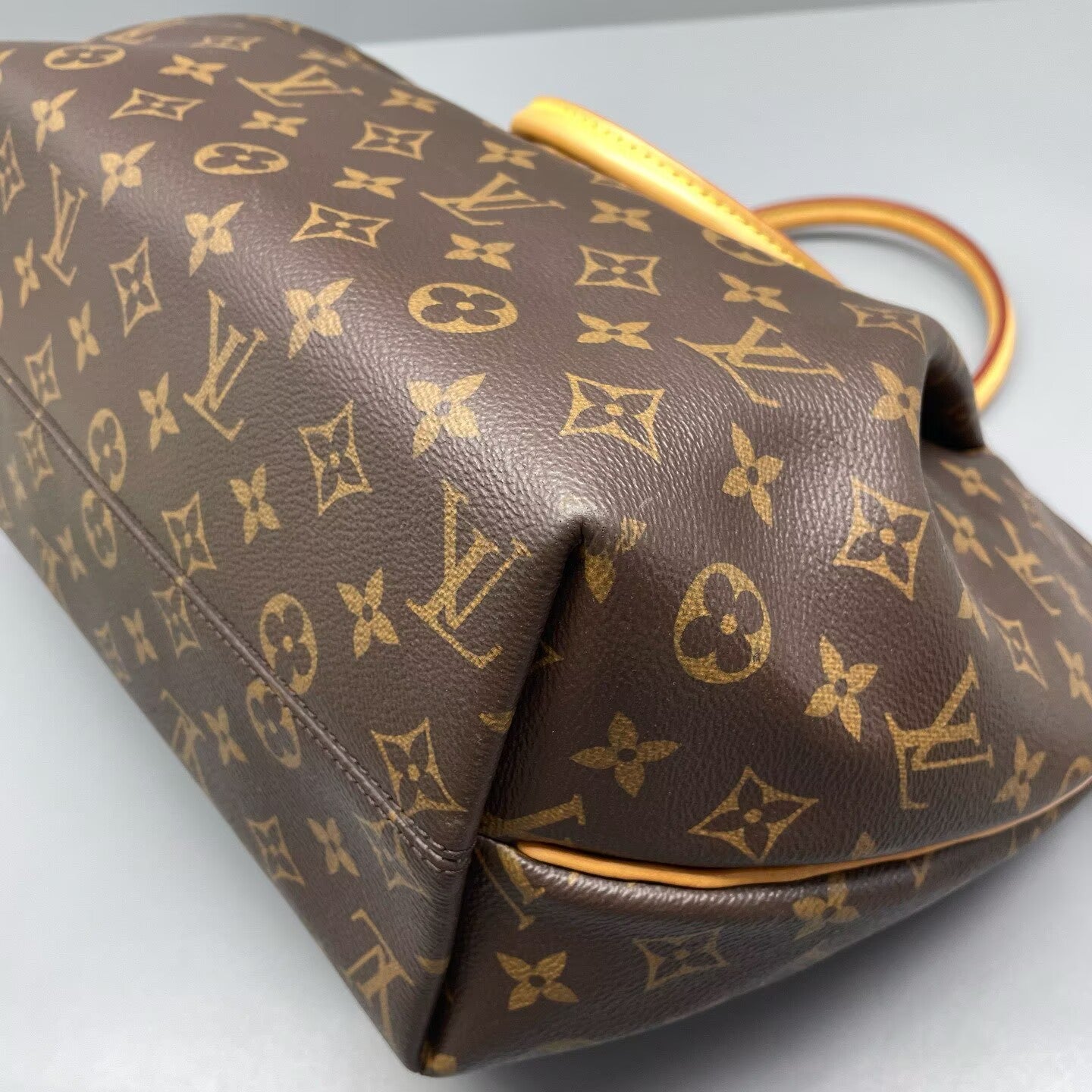 Louis Vuitton - Siena PM - Monogram canvas with natural cowhide leather trim - Brown with natural Vachetta and gold-tone hardware - (Medium)
