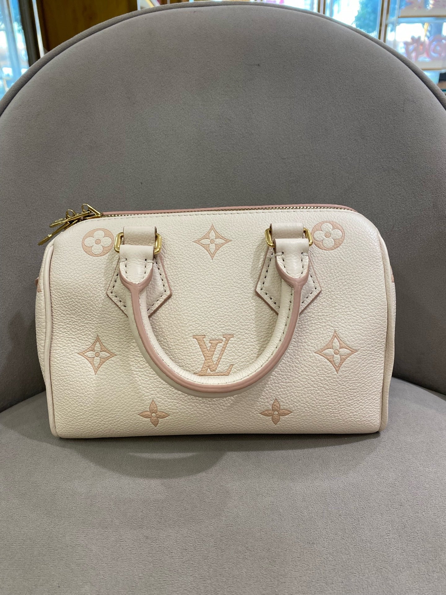 Louis Vuitton - Speedy Bandoulière 20 - Embossed grained leather - Cream white with pink accents - (mini)