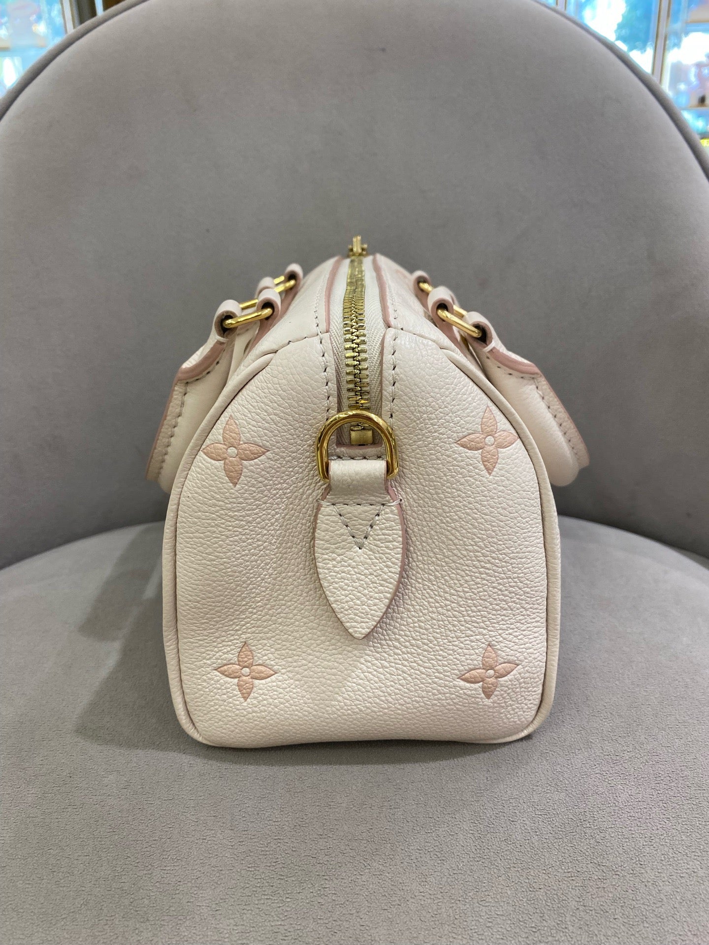 Louis Vuitton - Speedy Bandoulière 20 - Embossed grained leather - Cream white with pink accents - (mini)
