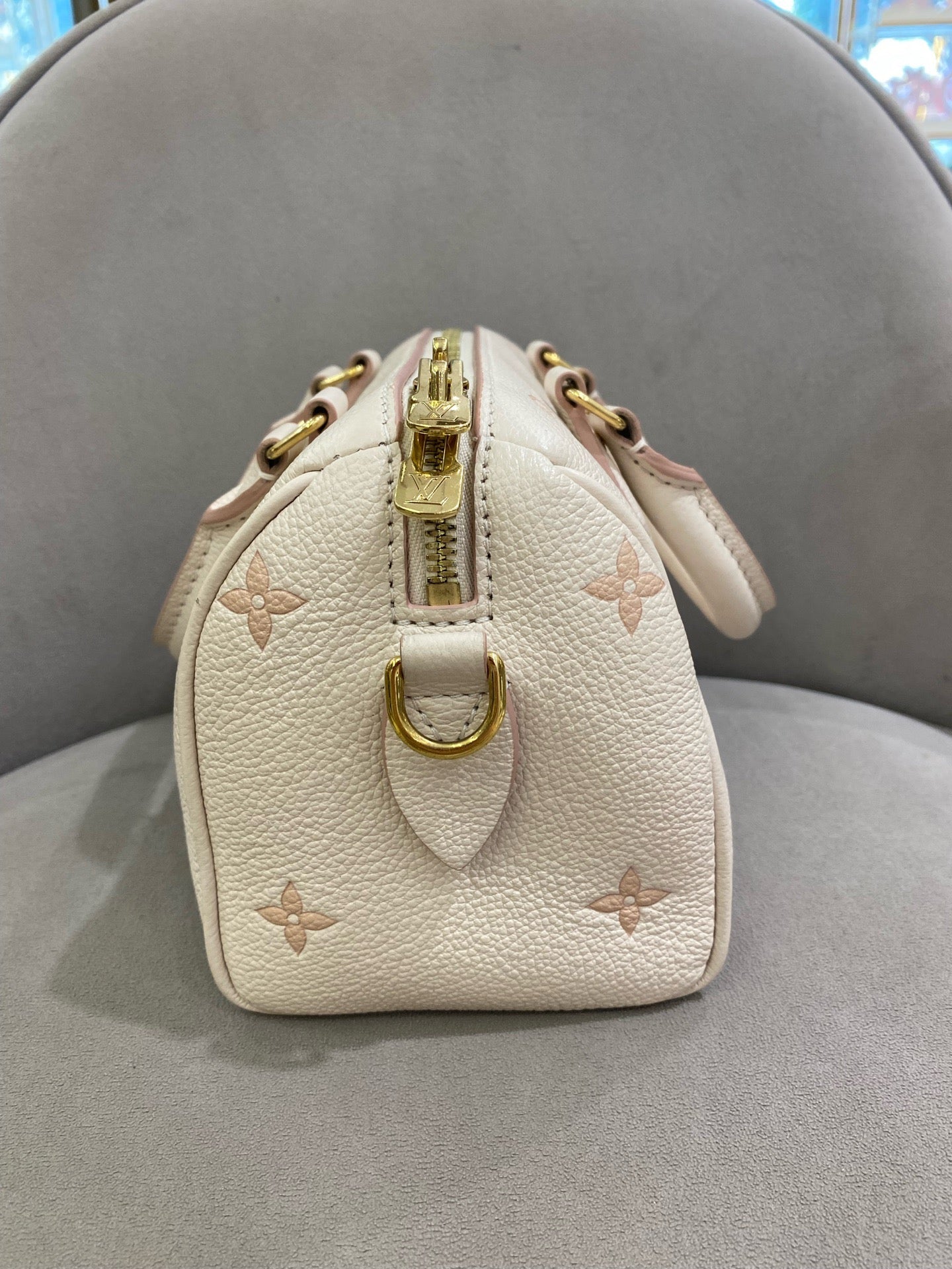 Louis Vuitton - Speedy Bandoulière 20 - Embossed grained leather - Cream white with pink accents - (mini)