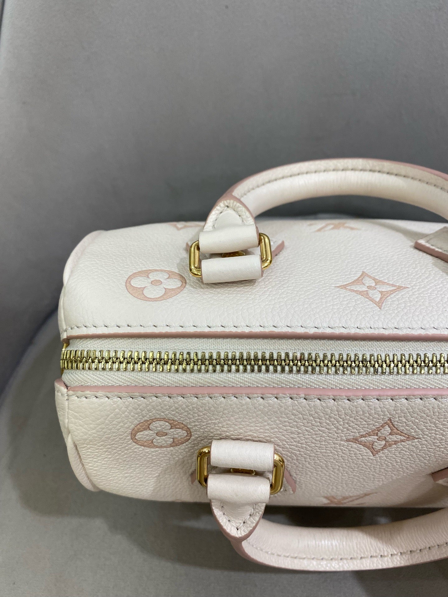 Louis Vuitton - Speedy Bandoulière 20 - Embossed grained leather - Cream white with pink accents - (mini)