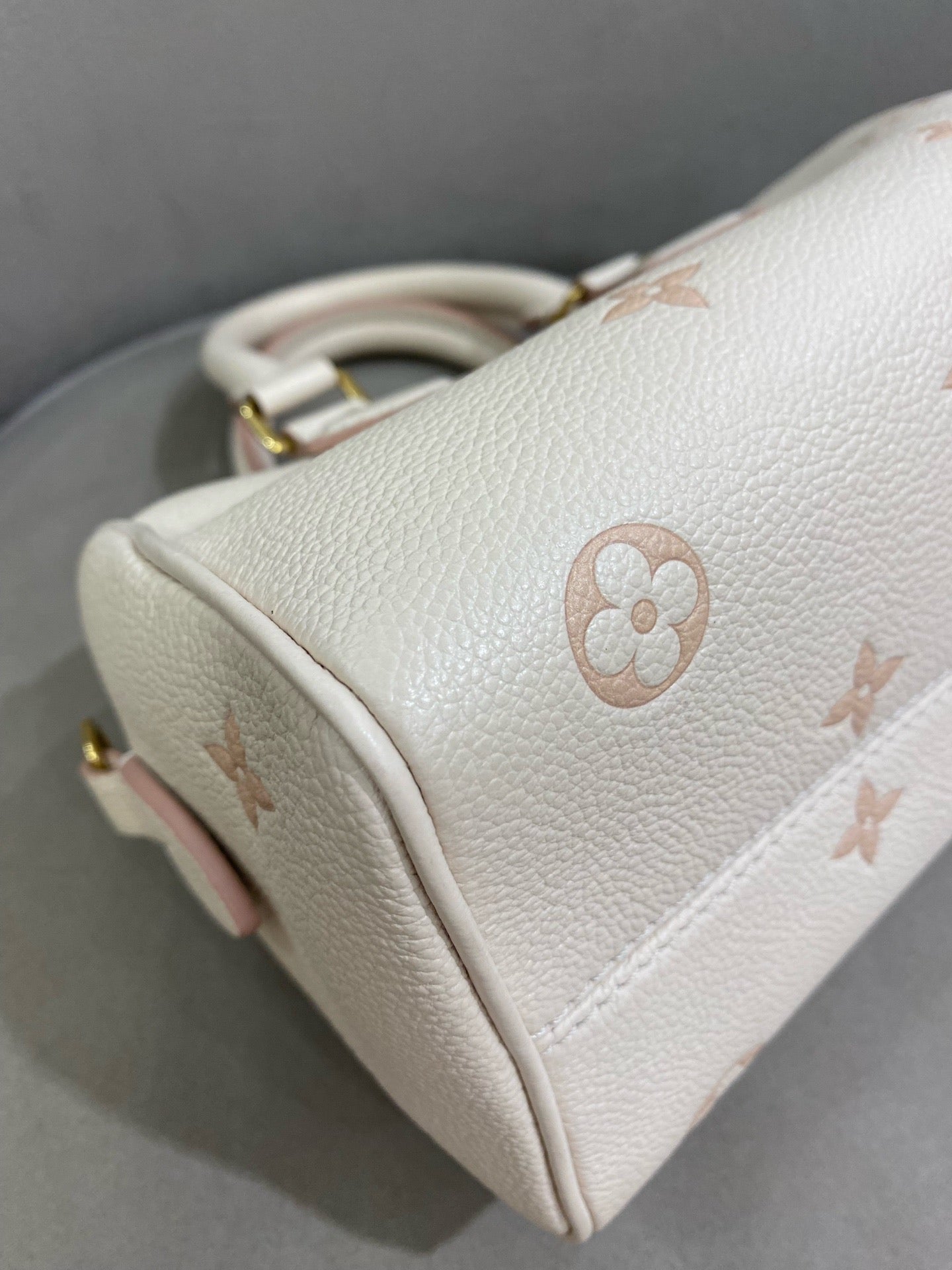Louis Vuitton - Speedy Bandoulière 20 - Embossed grained leather - Cream white with pink accents - (mini)