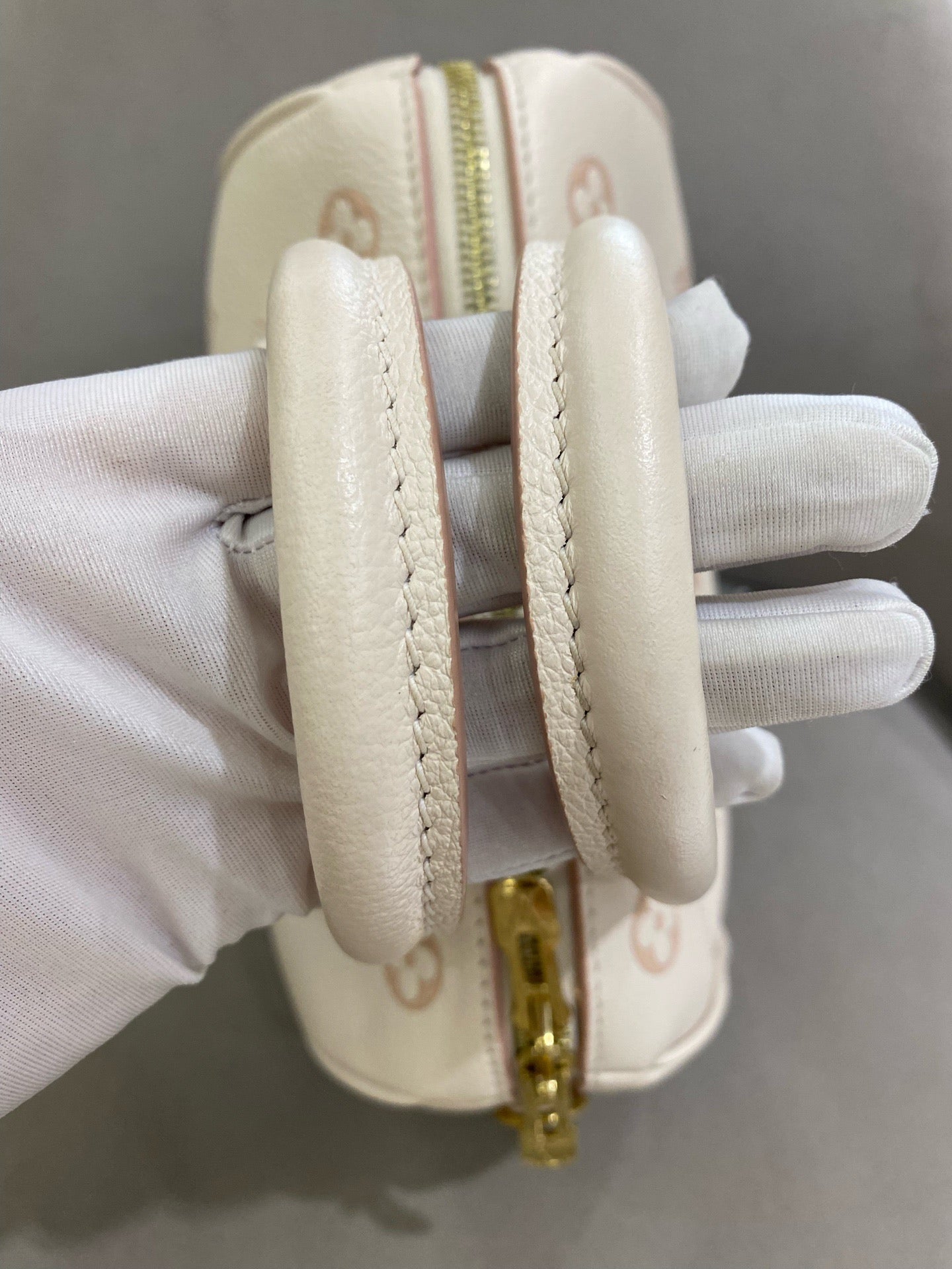 Louis Vuitton - Speedy Bandoulière 20 - Embossed grained leather - Cream white with pink accents - (mini)