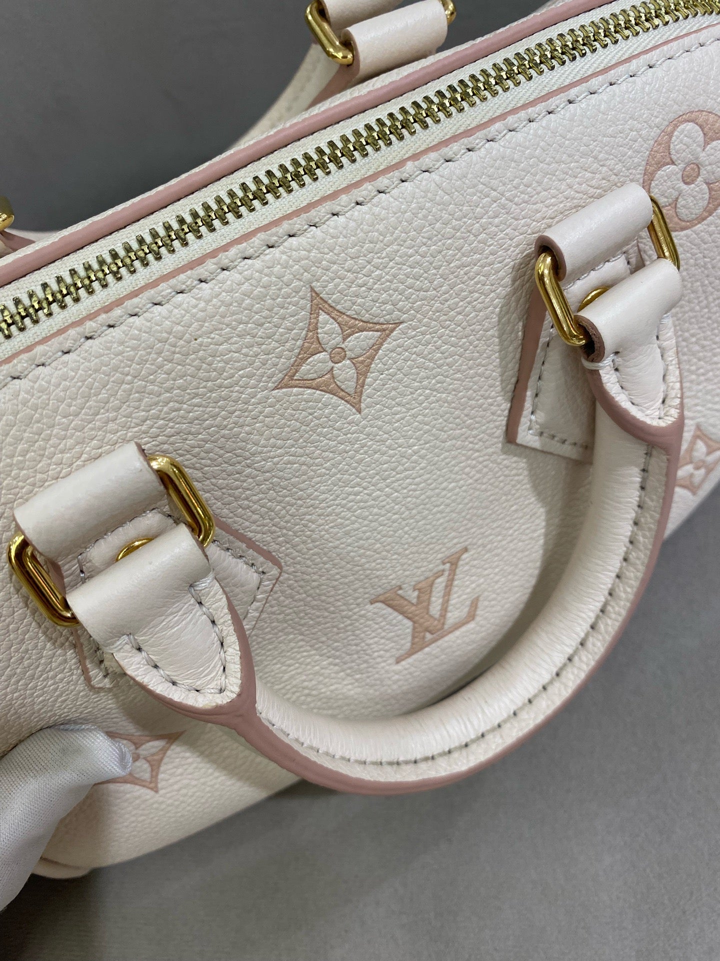 Louis Vuitton - Speedy Bandoulière 20 - Embossed grained leather - Cream white with pink accents - (mini)
