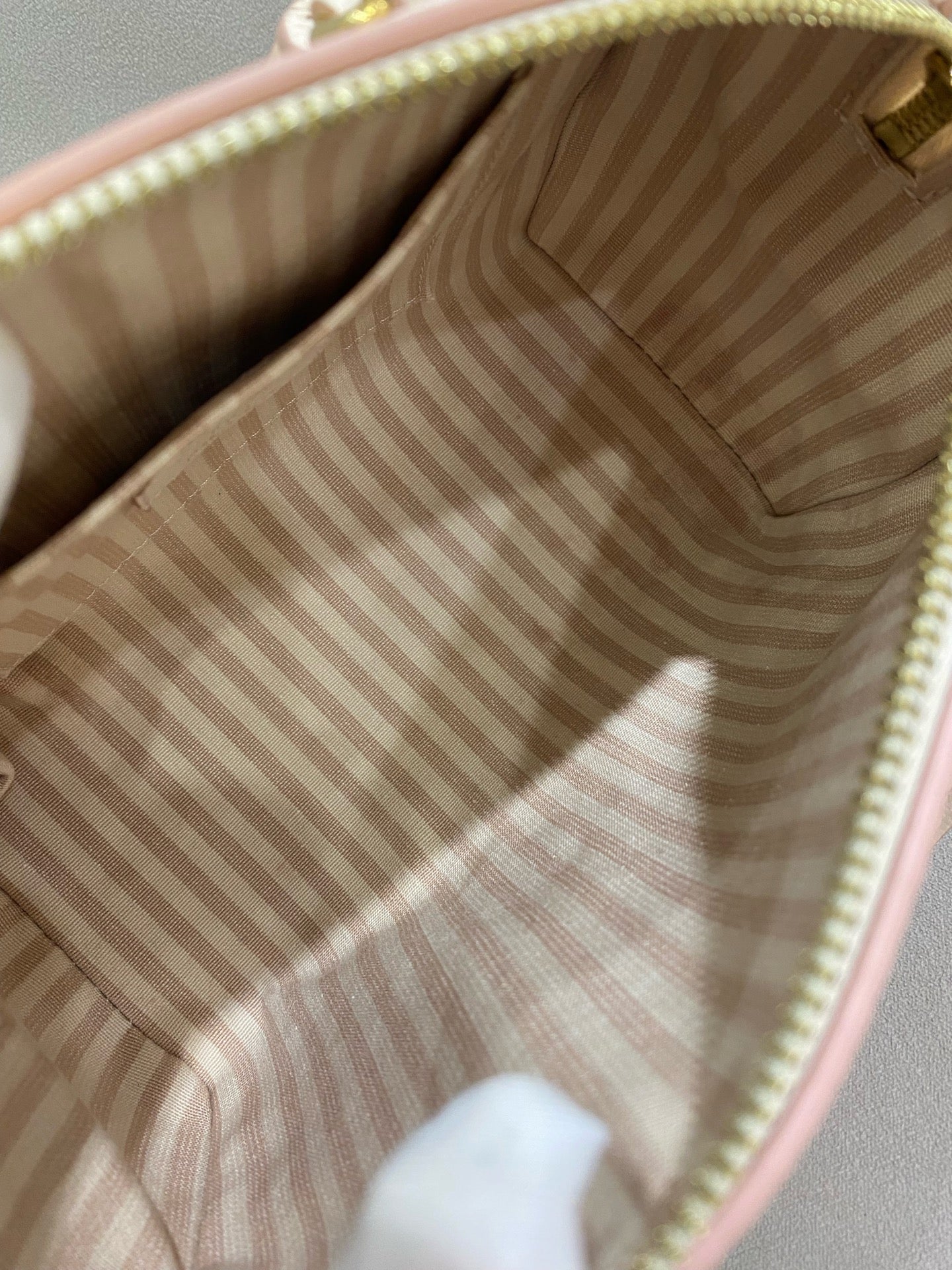Louis Vuitton - Speedy Bandoulière 20 - Embossed grained leather - Cream white with pink accents - (mini)