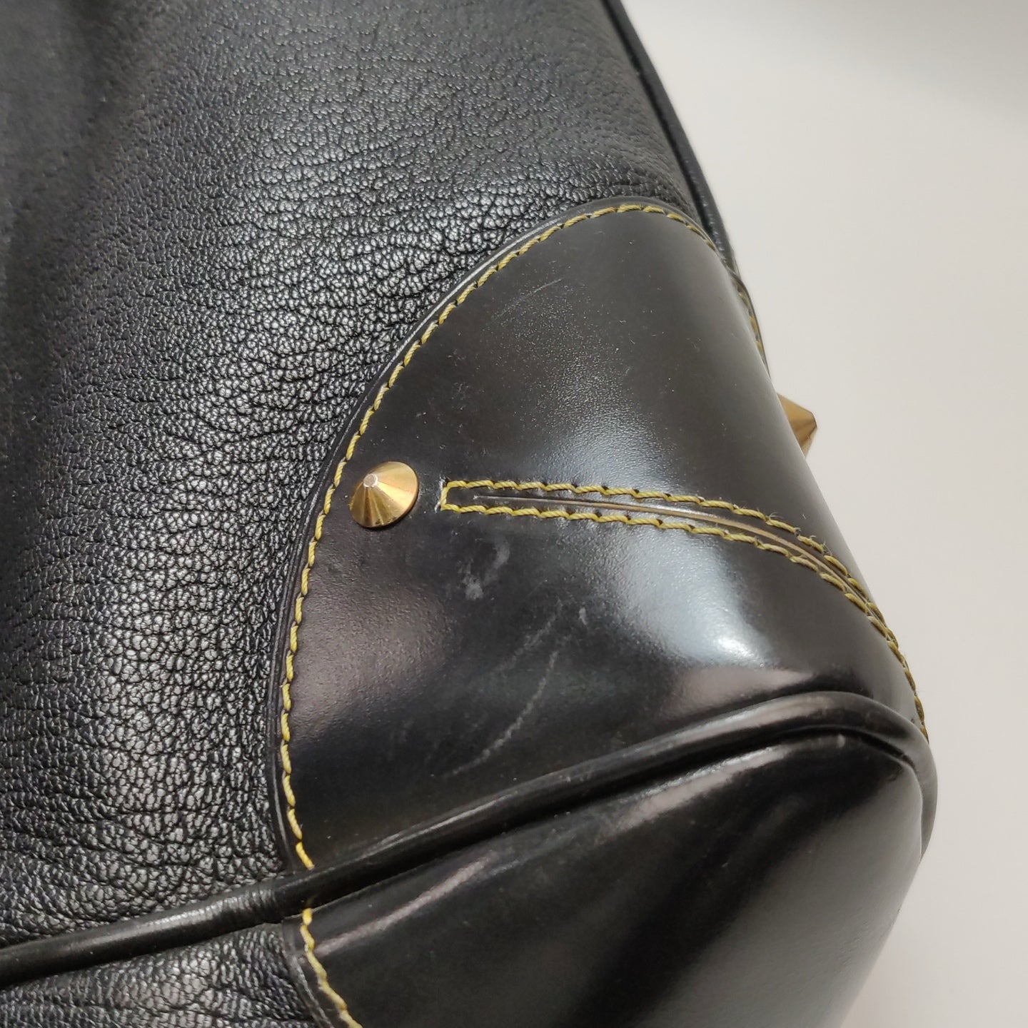 Louis Vuitton - Suhali - Leather - Black - (Medium)