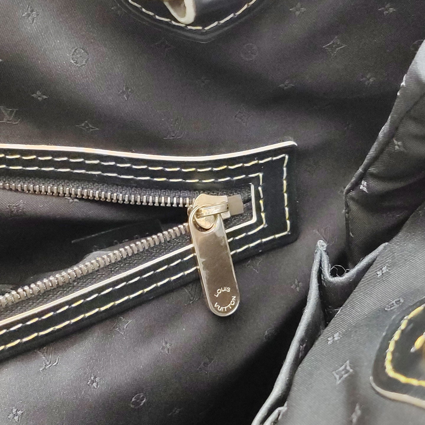 Louis Vuitton - Suhali - Leather - Black - (Medium)
