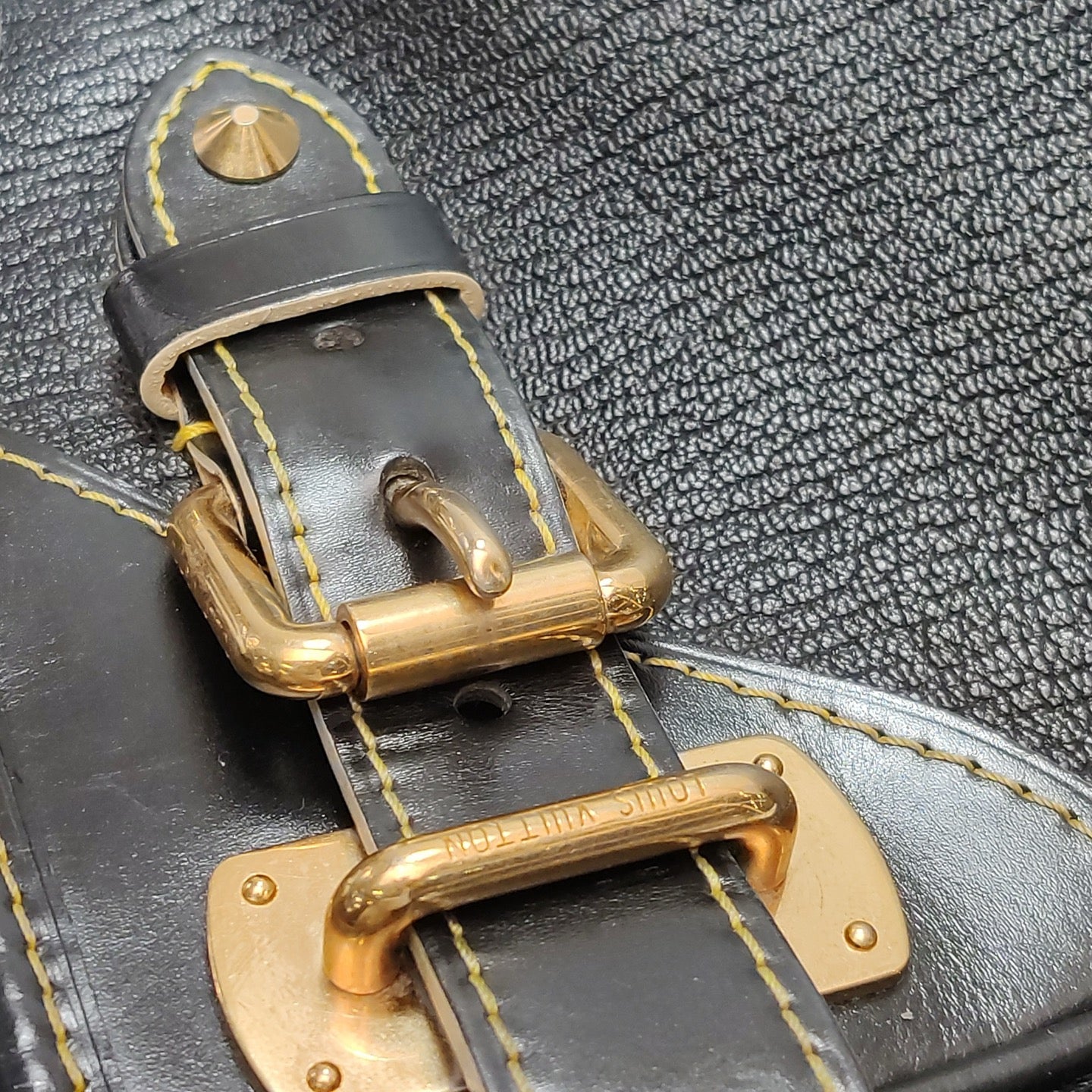 Louis Vuitton - Suhali - Leather - Black - (Medium)