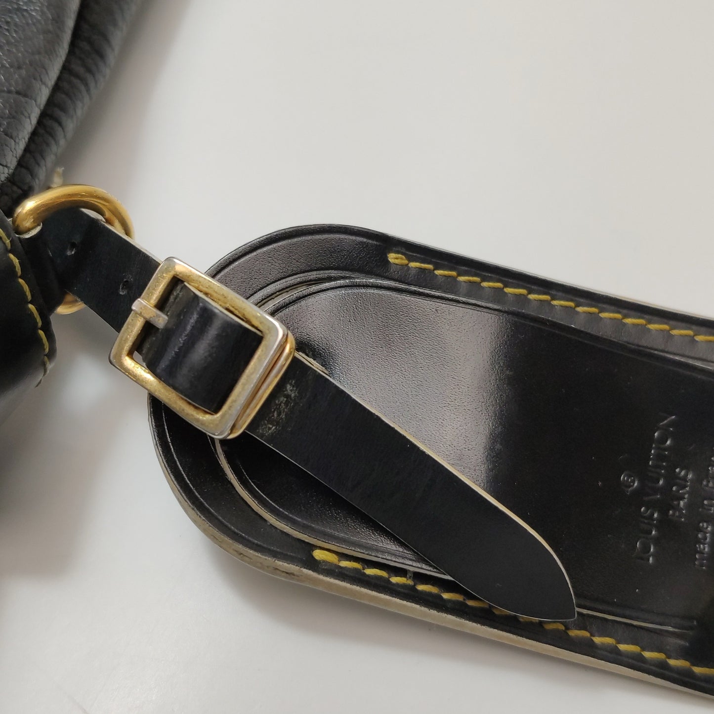 Louis Vuitton - Suhali - Leather - Black - (Medium)