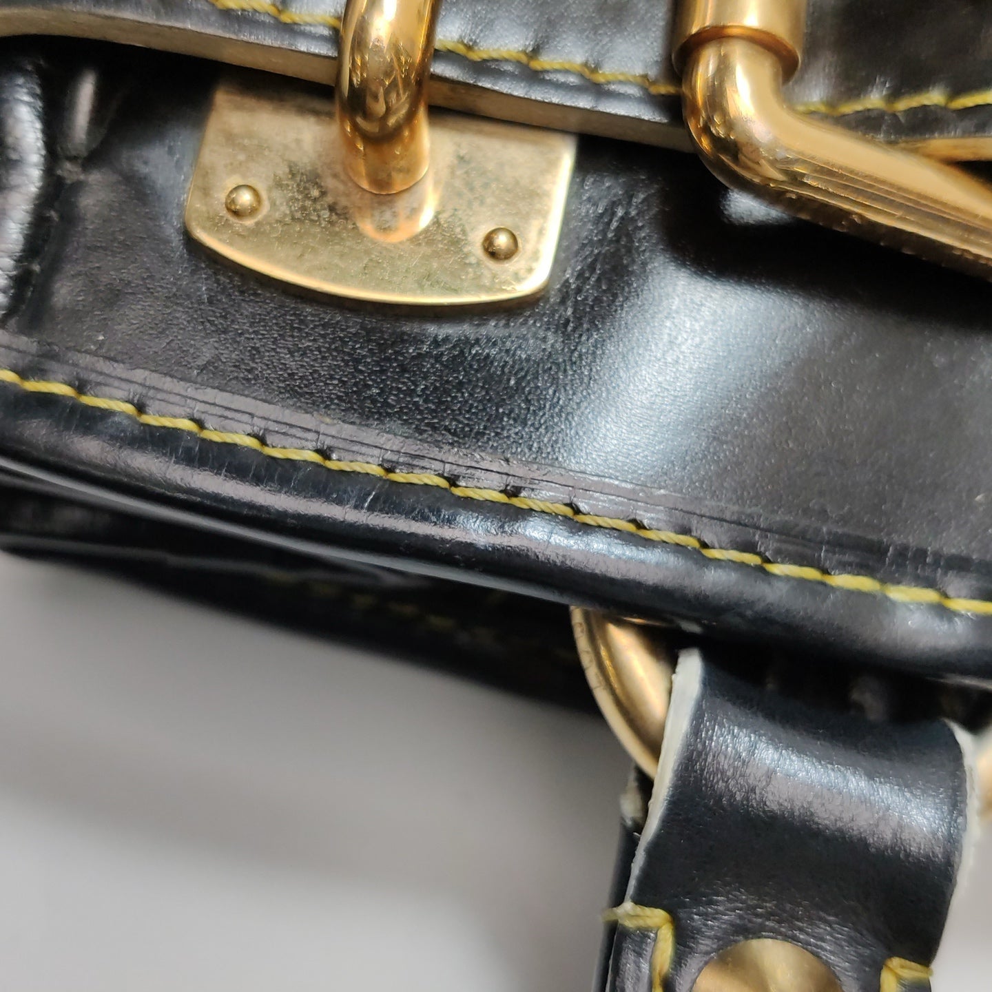 Louis Vuitton - Suhali - Leather - Black - (Medium)