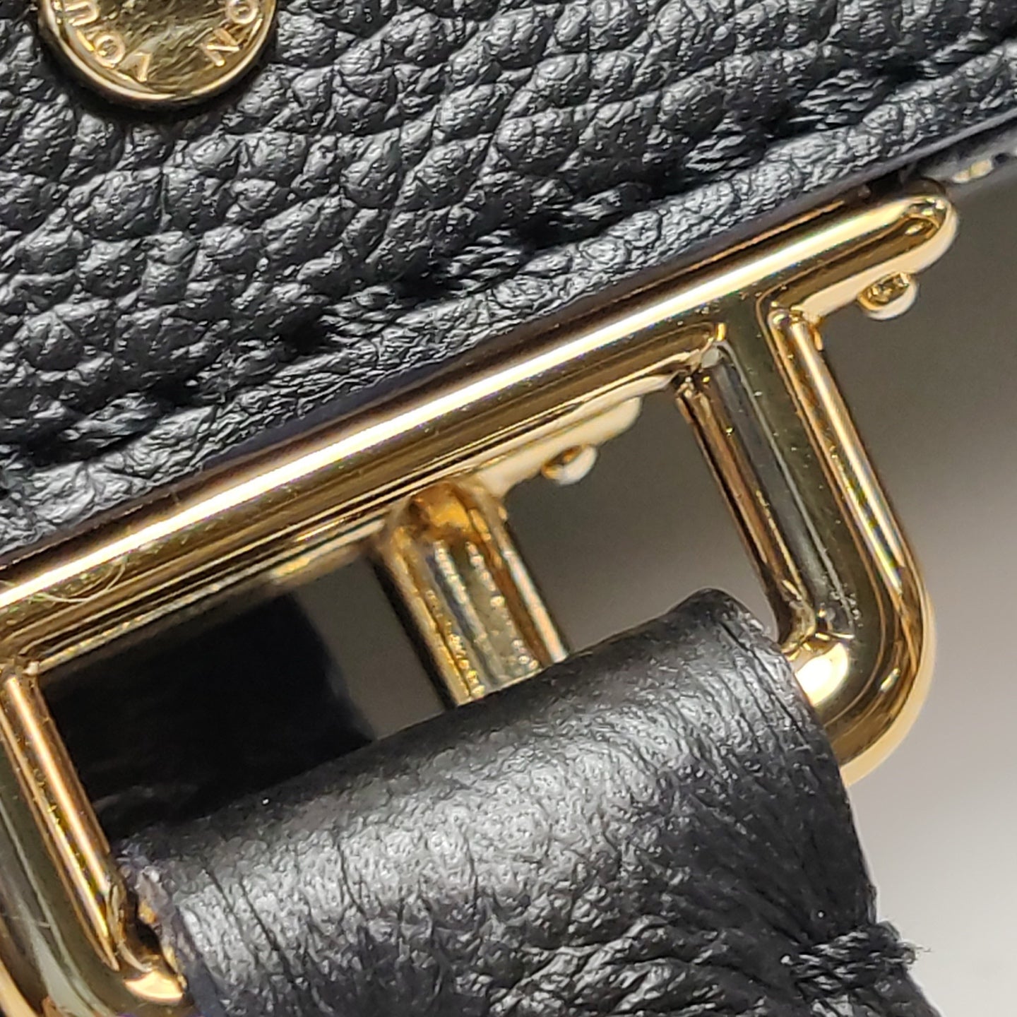 Louis Vuitton - Sully - Leather - Black - (medium)