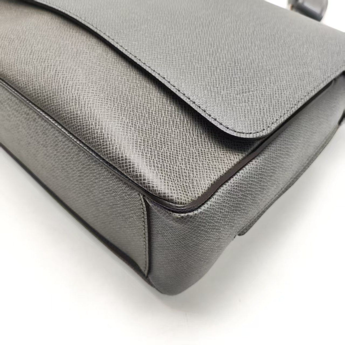 Louis Vuitton - Taiga - Leather - Grey