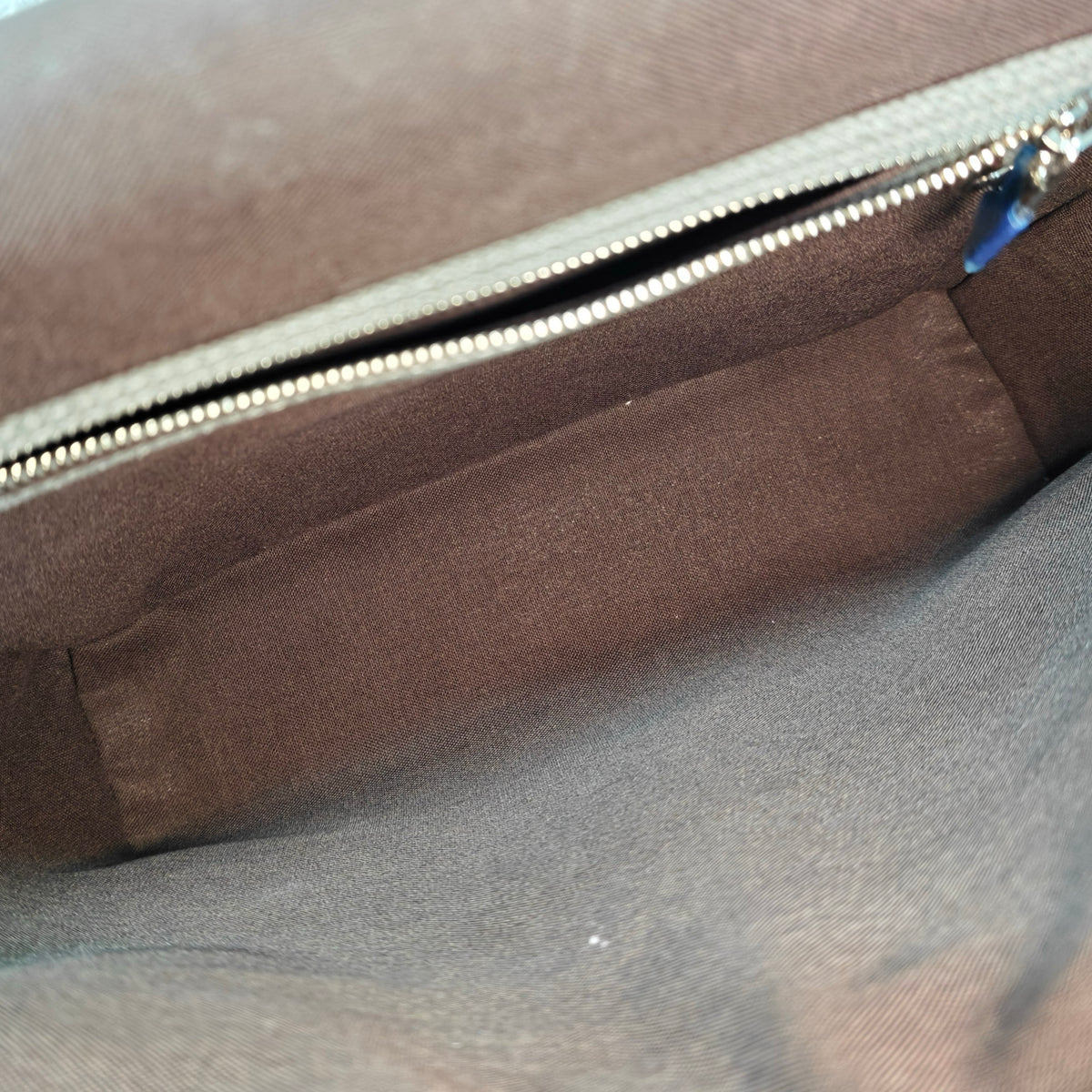 Louis Vuitton - Taiga - Leather - Grey