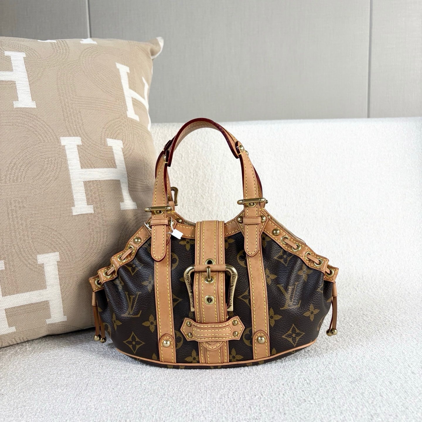 Louis Vuitton - Theda Ruffle Dumpling Bag - Monogram canvas with Vachetta leather trim - Brown - (small)
