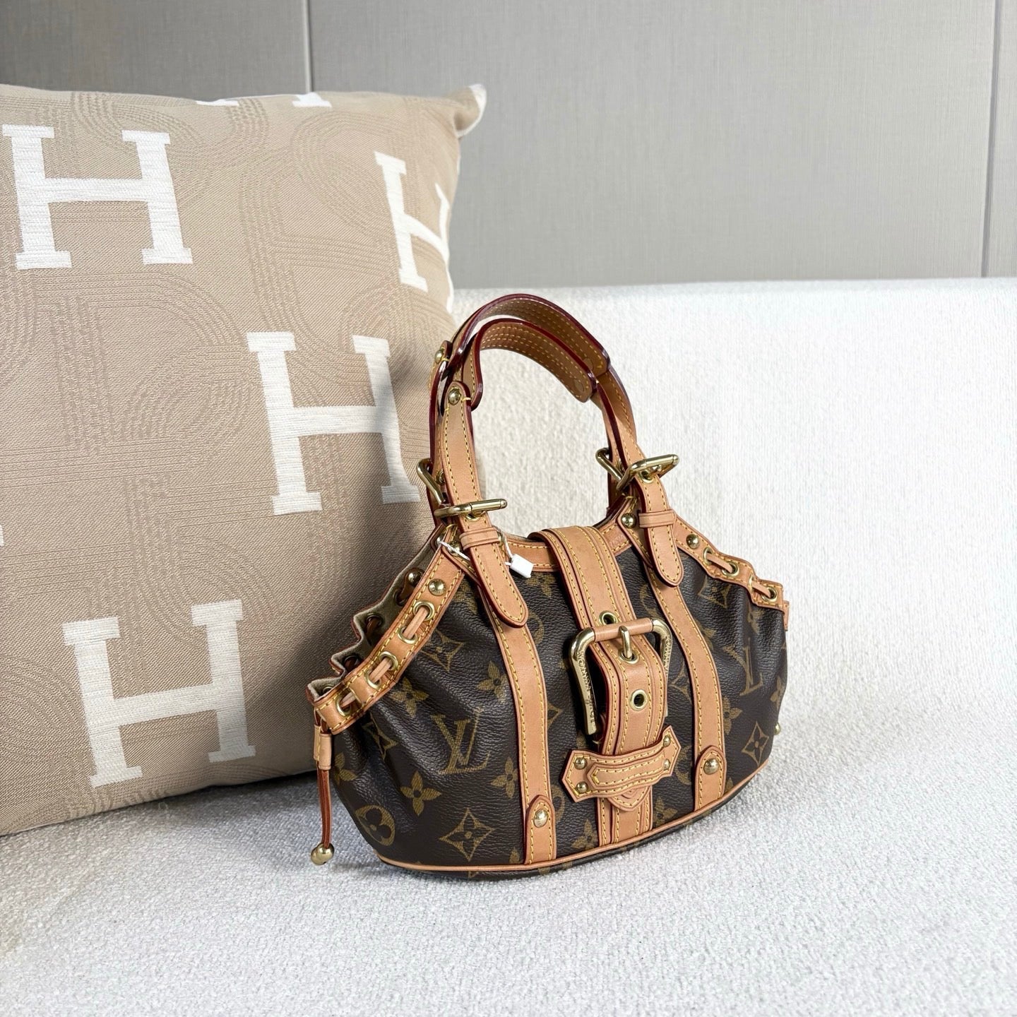 Louis Vuitton - Theda Ruffle Dumpling Bag - Monogram canvas with Vachetta leather trim - Brown - (small)