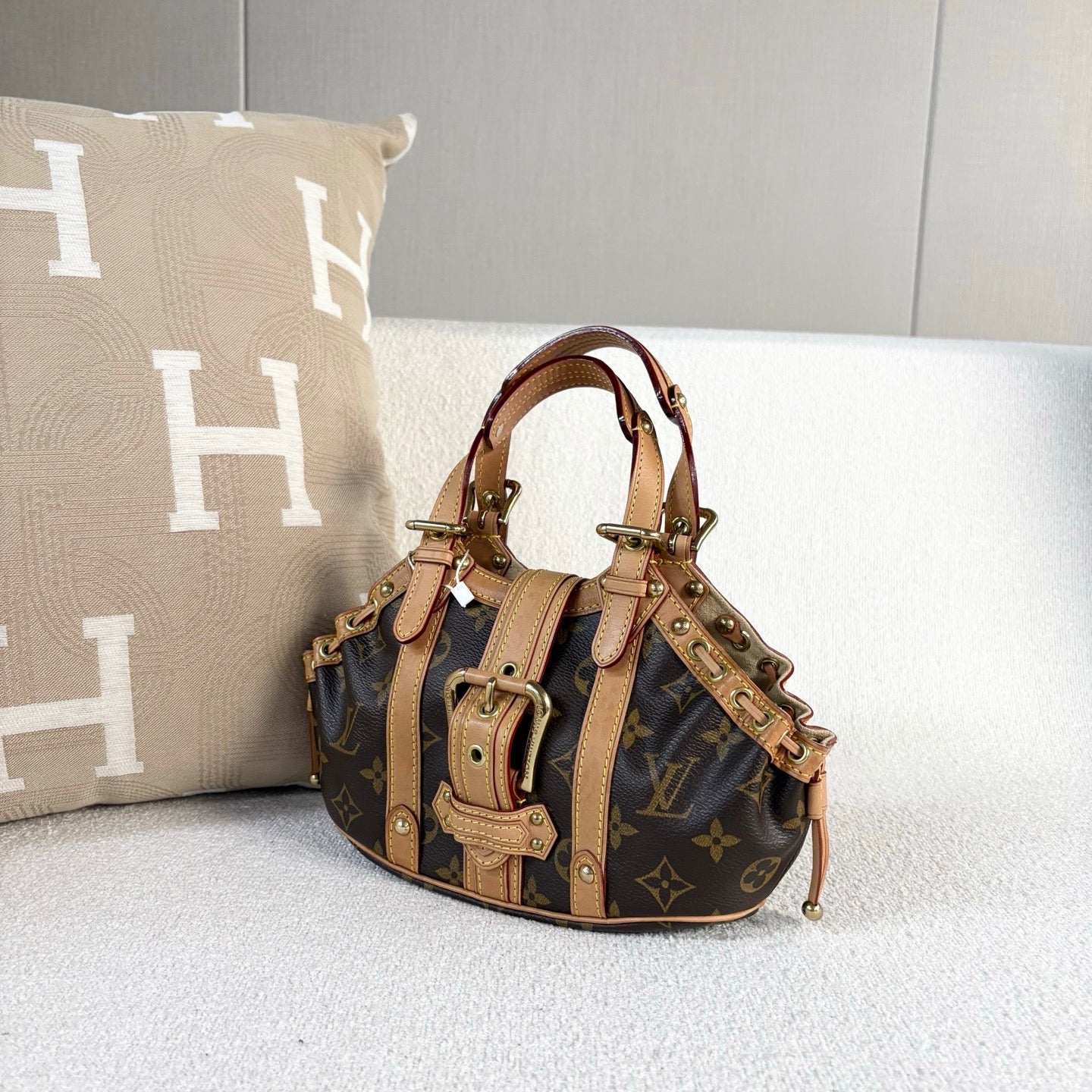 Louis Vuitton - Theda Ruffle Dumpling Bag - Monogram canvas with Vachetta leather trim - Brown - (small)