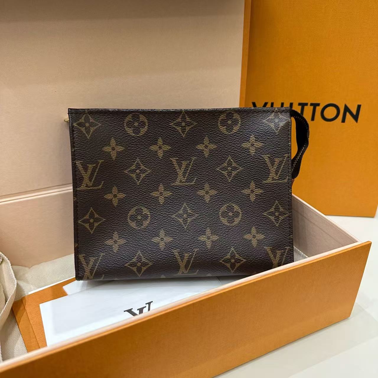 Louis Vuitton - Toiletry Pouch 19 - Monogram coated canvas with Vachetta leather trim - Brown - (Small)