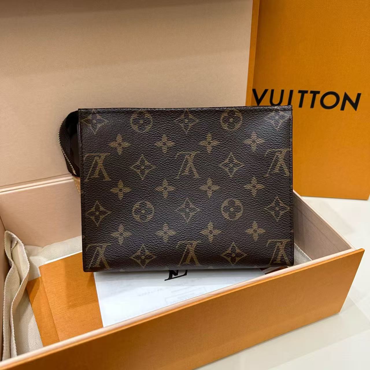 Louis Vuitton - Toiletry Pouch 19 - Monogram coated canvas with Vachetta leather trim - Brown - (Small)