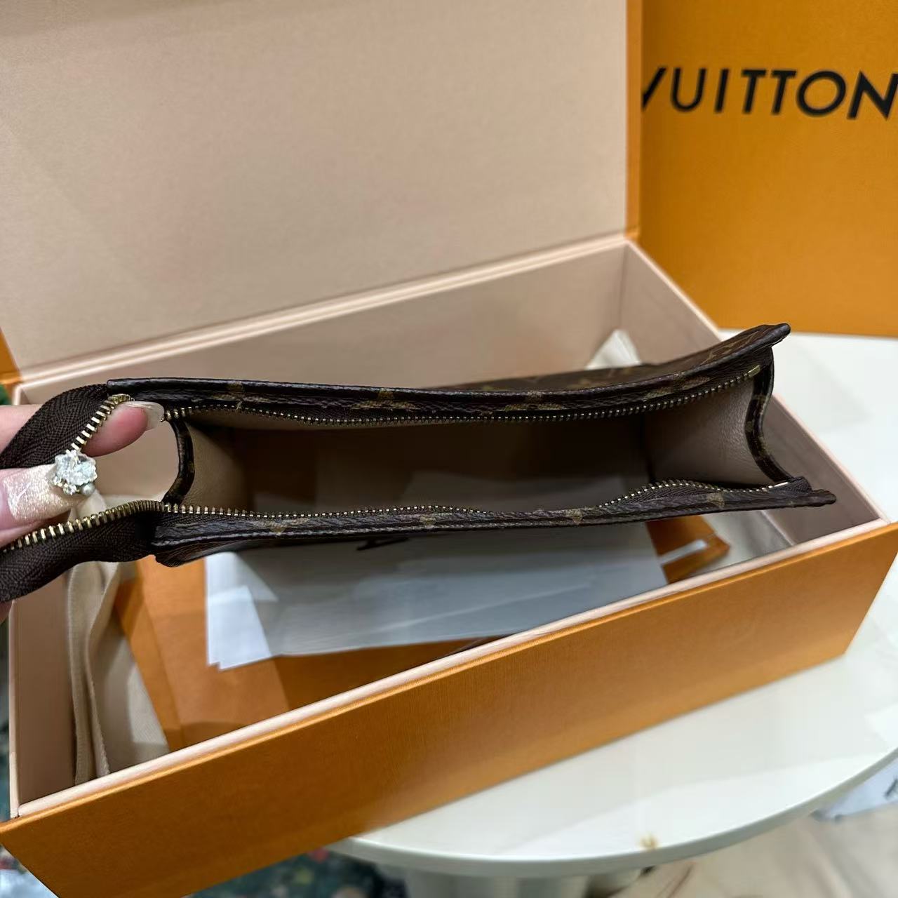 Louis Vuitton - Toiletry Pouch 19 - Monogram coated canvas with Vachetta leather trim - Brown - (Small)