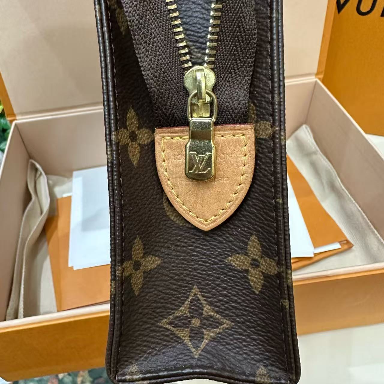 Louis Vuitton - Toiletry Pouch 19 - Monogram coated canvas with Vachetta leather trim - Brown - (Small)