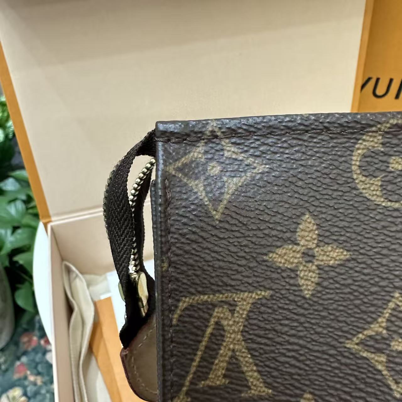 Louis Vuitton - Toiletry Pouch 19 - Monogram coated canvas with Vachetta leather trim - Brown - (Small)
