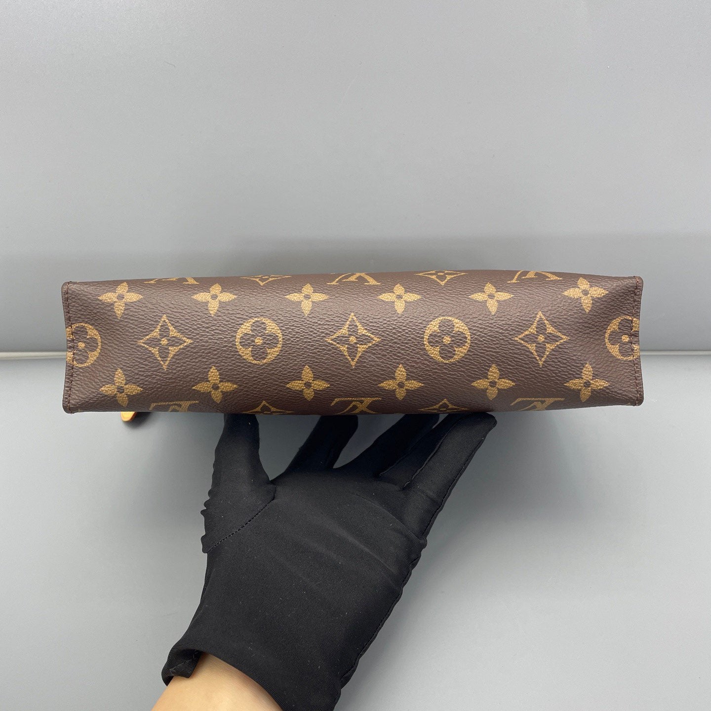 Louis Vuitton - Toiletry Pouch 26 - Monogram coated canvas with natural cowhide leather trim - Brown - (medium)