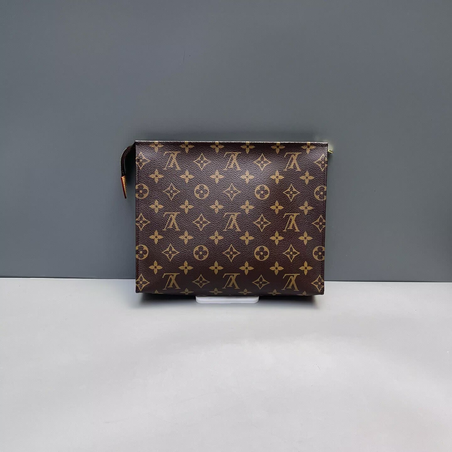 Louis Vuitton - Toiletry Pouch 26 - Monogram coated canvas with natural cowhide leather trim - Brown - (medium)