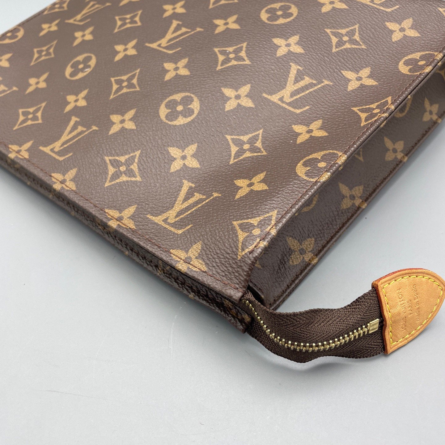 Louis Vuitton - Toiletry Pouch 26 - Monogram coated canvas with natural cowhide leather trim - Brown - (medium)