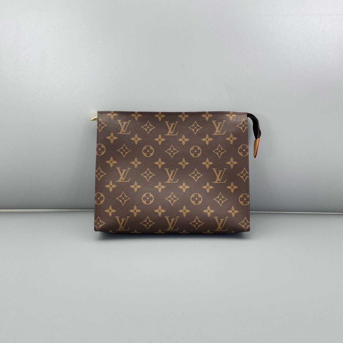 Louis Vuitton - Toiletry Pouch 26 - Monogram coated canvas with natural cowhide leather trim - Brown - (medium)