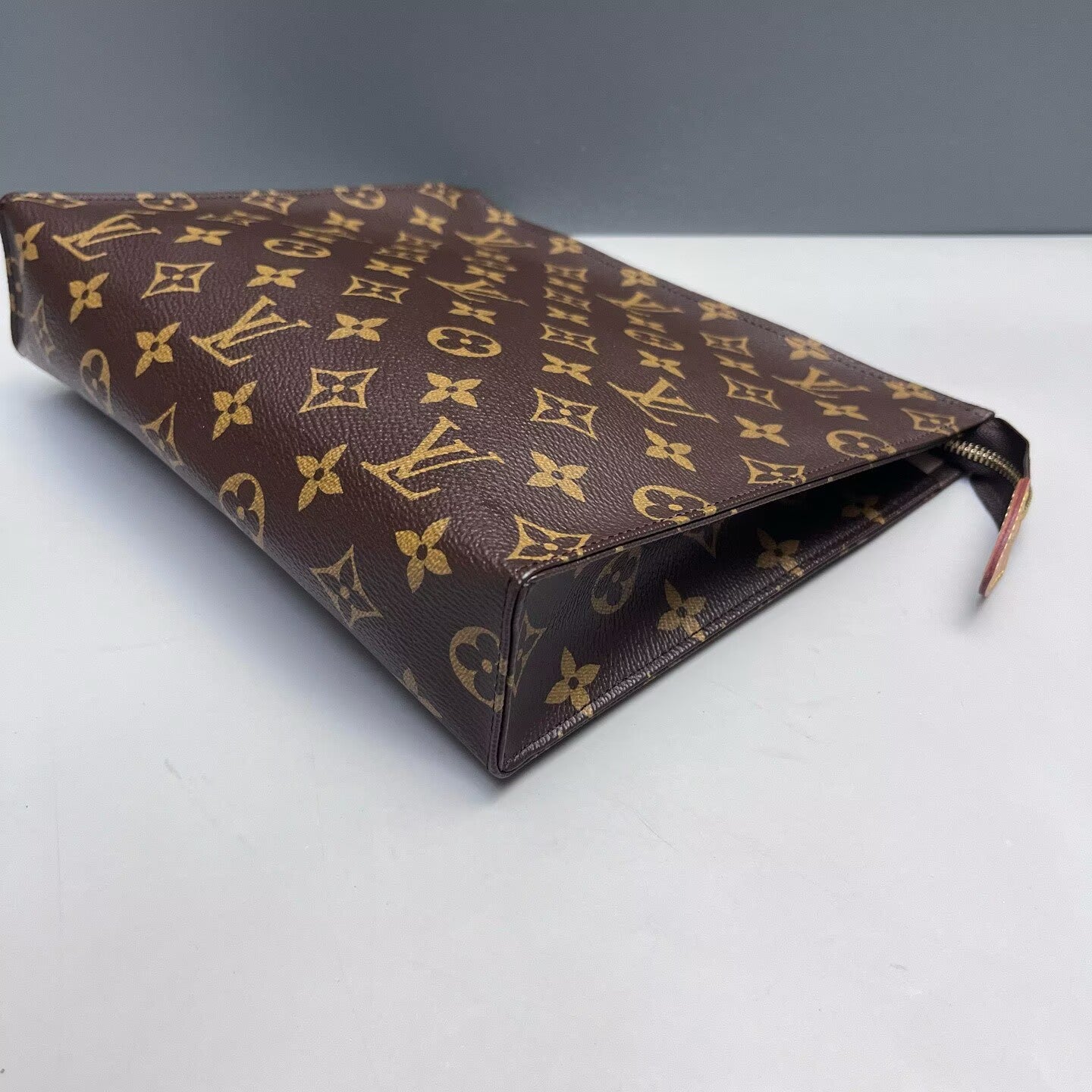 Louis Vuitton - Toiletry Pouch 26 - Monogram coated canvas with natural cowhide leather trim - Brown - (medium)