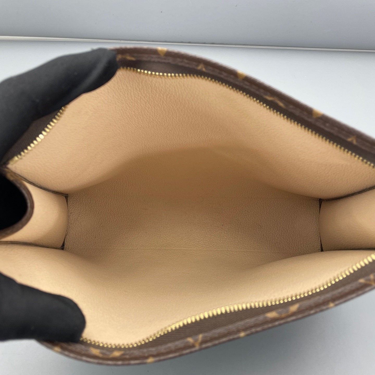 Louis Vuitton - Toiletry Pouch 26 - Monogram coated canvas with natural cowhide leather trim - Brown - (medium)