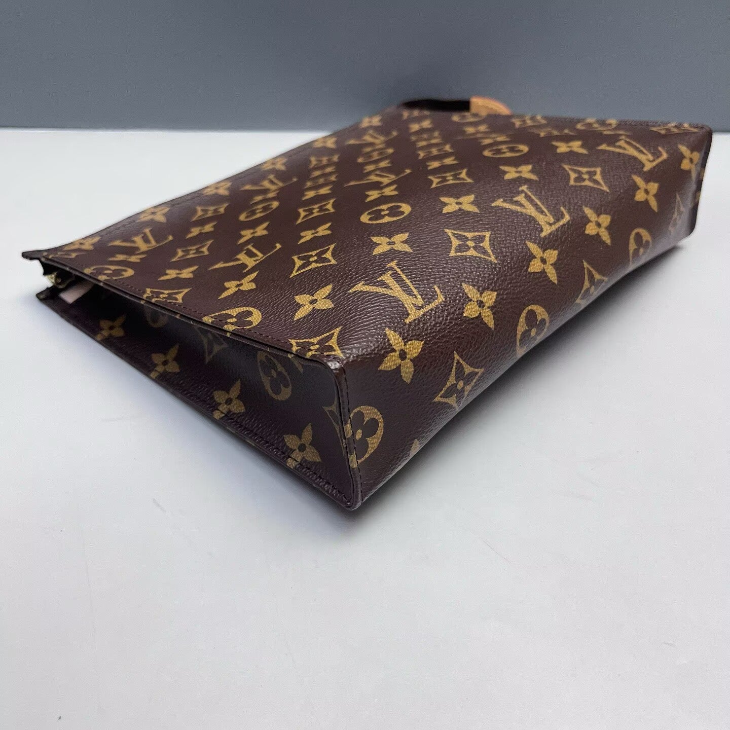 Louis Vuitton - Toiletry Pouch 26 - Monogram coated canvas with natural cowhide leather trim - Brown - (medium)