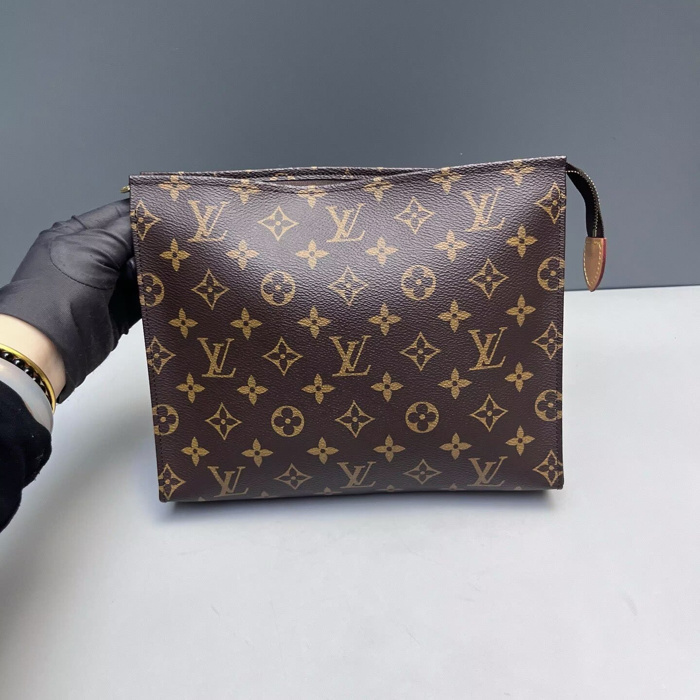 Louis Vuitton - Toiletry Pouch 26 - Monogram coated canvas with natural cowhide leather trim - Brown - (medium)