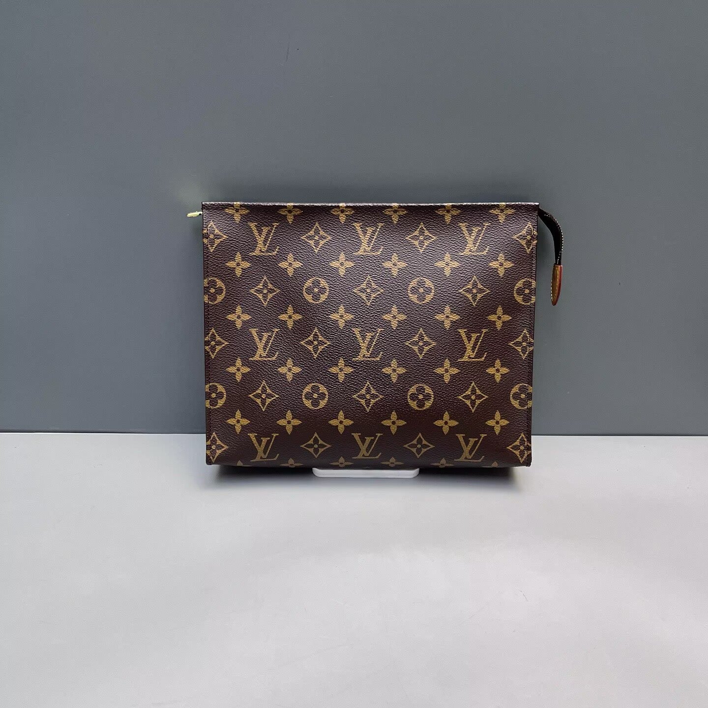 Louis Vuitton - Toiletry Pouch 26 - Monogram coated canvas with natural cowhide leather trim - Brown - (medium)