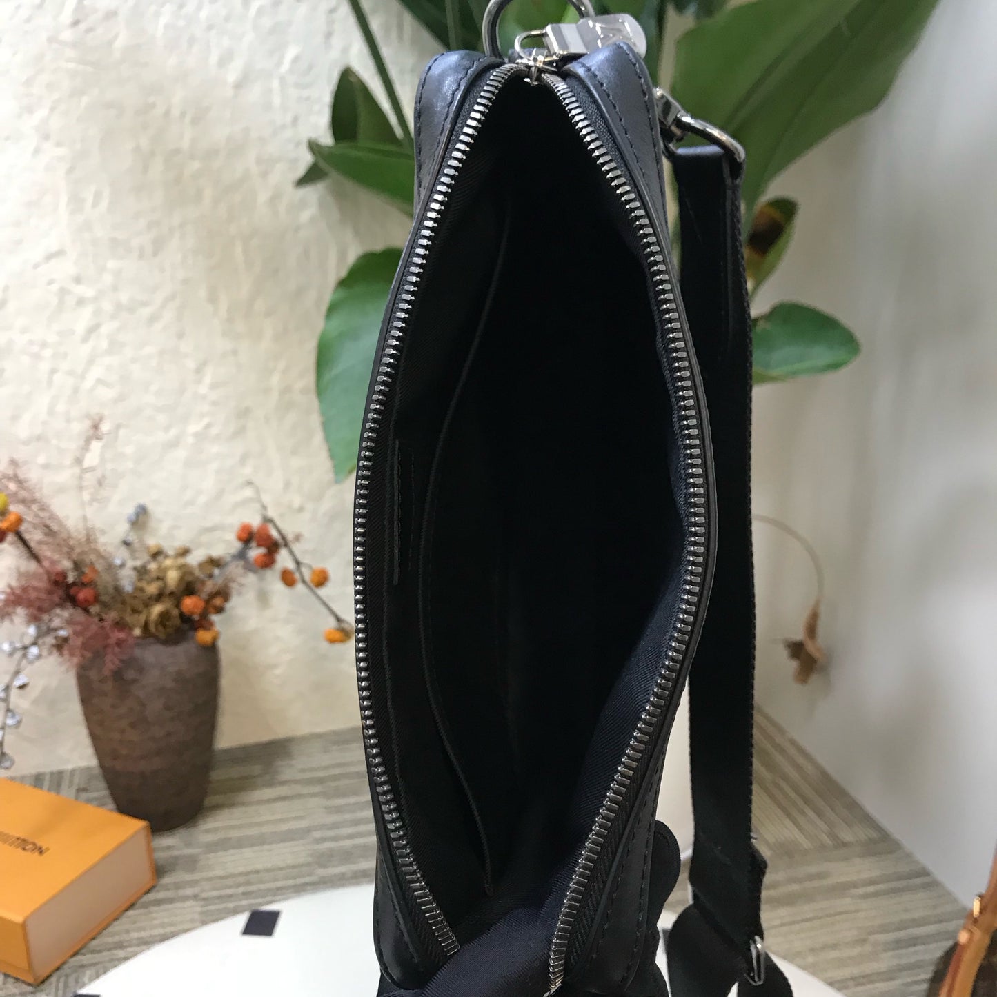 Louis Vuitton - Trio Messenger - Cloth - Black - (medium)