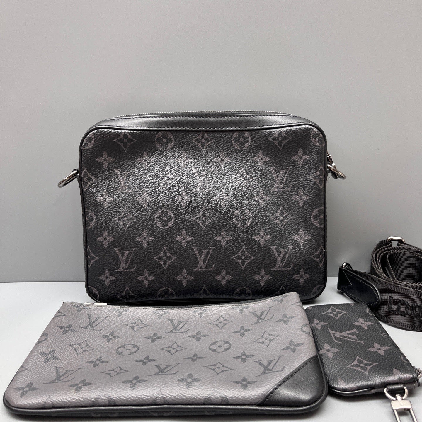 Louis Vuitton - Trio Messenger - Synthetic - Black - (medium)
