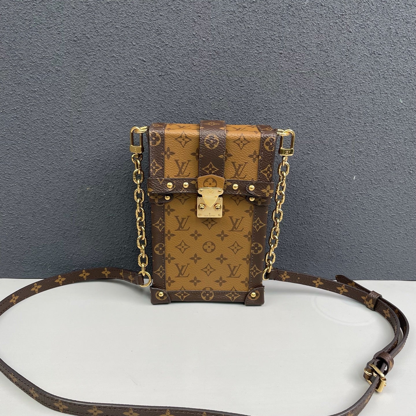 Louis Vuitton - Trunk Vertical Phone Bag - Monogram coated canvas with leather trim - Brown - (mini)