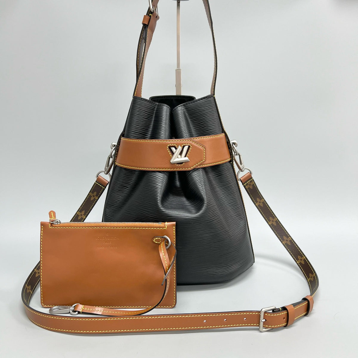 Louis Vuitton - Twist Bucket - Leather - Black - (medium)