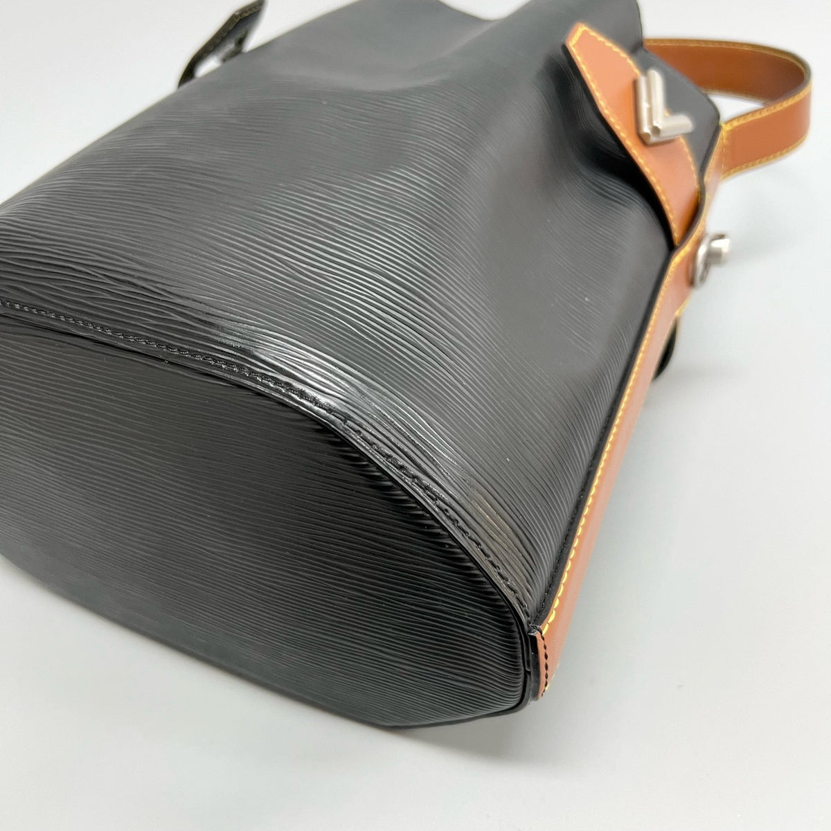 Louis Vuitton - Twist Bucket - Leather - Black - (medium)